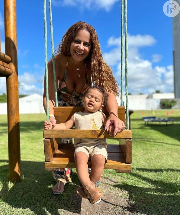 Viviane Araujo está passando dias de férias em Maceió com a família