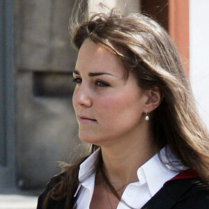 Kate Middleton, na juventude, tinha sobrancelhas mais finas e arqueadas
