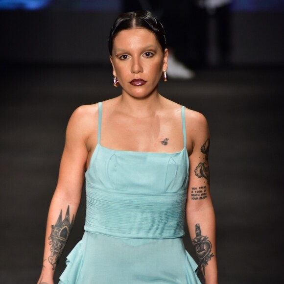 Priscilla Alcantara adotou um novo estilo visual, com piercings e tatuagens