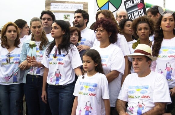 Atores da novela 'Mulheres Apaixonadas' usaram camisetas desenhadas por Salete (Bruna Marquezine)