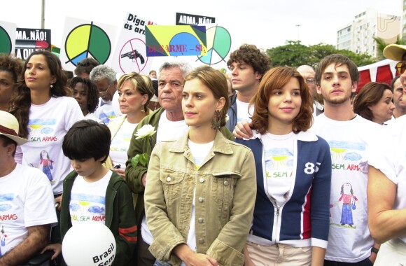 Carolina Dieckmann e outros atores da novela 'Mulheres Apaixonadas' precisaram de ajuda de seguranças para embarcarem em ônibus no fim da manifestação realizada em Copacabana