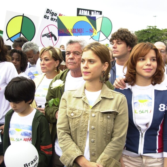 Carolina Dieckmann e outros atores da novela 'Mulheres Apaixonadas' precisaram de ajuda de seguranças para embarcarem em ônibus no fim da manifestação realizada em Copacabana