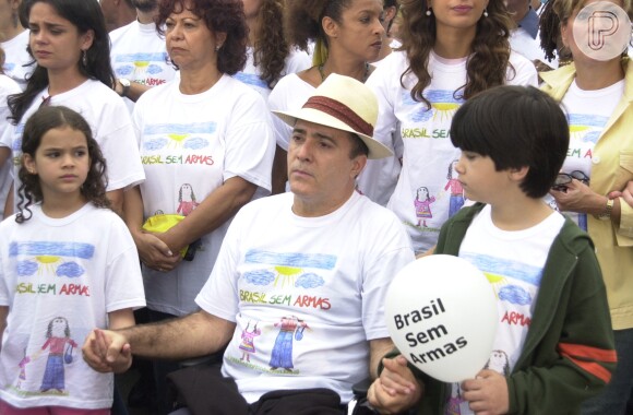 Bruna Marquezine, Tony Ramos e Victor Cugula estavam entre os atores da novela 'Mulheres Apaixonadas' que participaram de gravação de cena em setembro de 2003 em Copacabana