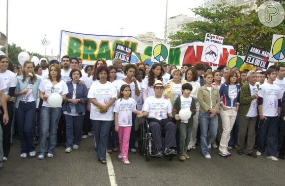 Novela 'Mulheres Apaixonadas' reuniu personagens em gravação realizada em manifestação real