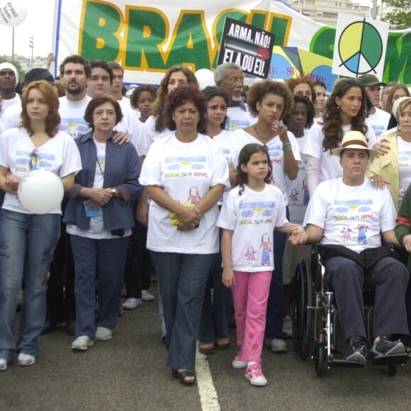 Novela 'Mulheres Apaixonadas' reuniu personagens em gravação realizada em manifestação real