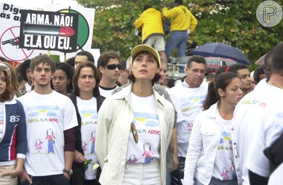 Cena da novela 'Mulheres Apaixonadas' foi gravada durante manifestação real contra a venda de armas e munição