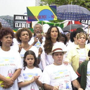 Bruna Marquezine e Tony Ramos puxaram filas de manifestantes em ação contra a venda de armas no Brasil
