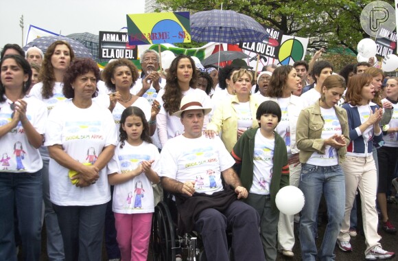 Bruna Marquezine e Tony Ramos puxaram filas de manifestantes em ação contra a venda de armas no Brasil