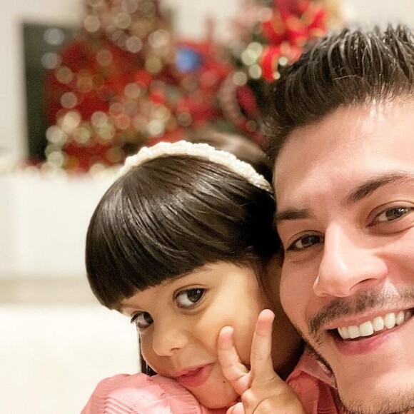 Filha de Arthur Aguiar e Maíra Cardi está se acostumando com a rotina nas duas casas
