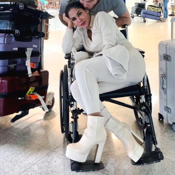 Maíra Cardi apareceu de cadeira de rodas nos últimos dias
