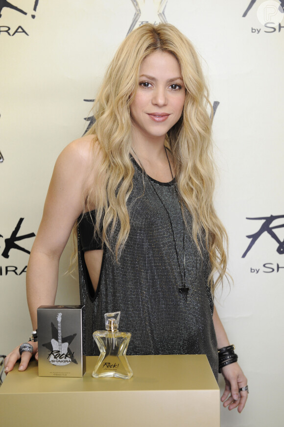 Parte da fortuna de R$ 1,5 bilhão de Shakira vem dos perfumes lançados pela cantora