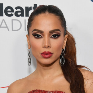 Anitta conta que decidiu compartilhar sua rotina de skincare após uma pesquisa no Google e optou por fazê-lo com seu já conhecido jeito escrachado