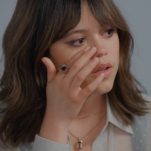 Jenna Ortega participa de quadro da revista Variety e chega a chorar.