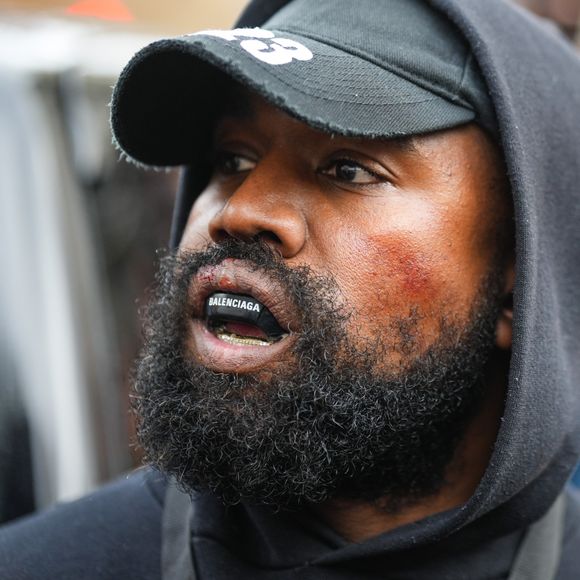 A prática da festa de Kanye West gerou polêmica na internet