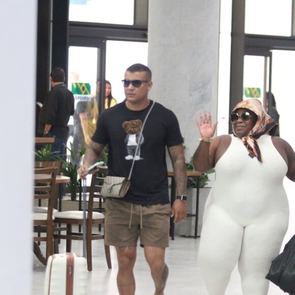 Jojo Todynho foi fotografada pela primeira vez ao lado do novo namorado, Renato Santiago, em um aeroporto do Rio de Janeiro