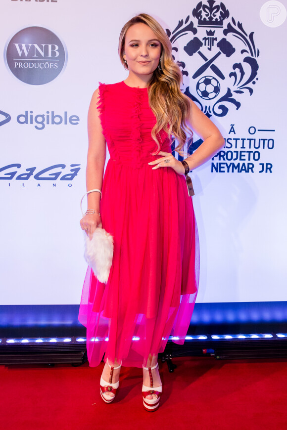Larissa Manoela usa vestido rosa em evento beneficente que aconteceu em São Paulo no ano de 2017