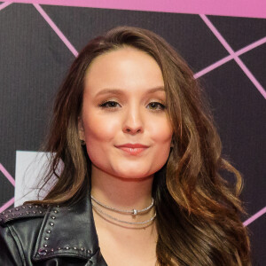 Larissa Manoela com jaqueta de couro e vestido brilhoso preto no MTV Miaw 2019