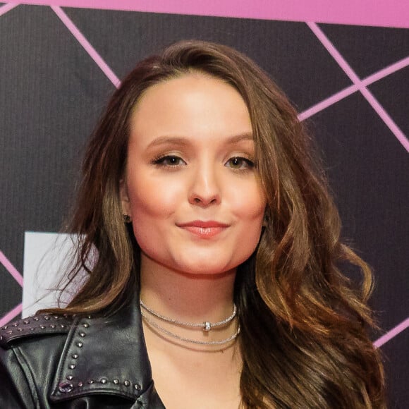 Larissa Manoela com jaqueta de couro e vestido brilhoso preto no MTV Miaw 2019