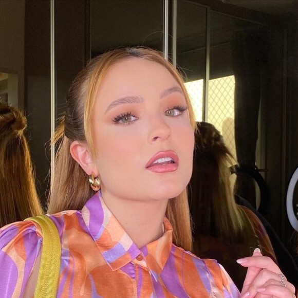 Larissa Manoela com blusa estampada e saia curta roxa assistindo ao show da Ludmilla no 'Numanice' em 2022