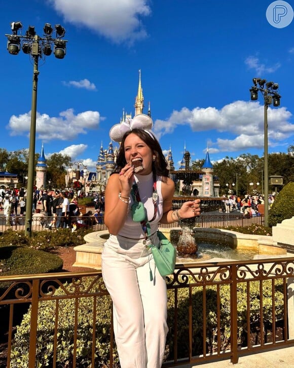 Larissa Manoela com look todo branco em passeio pela Disney no final de 2022