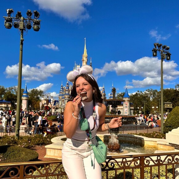 Larissa Manoela com look todo branco em passeio pela Disney no final de 2022