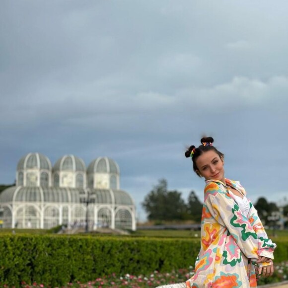 Larissa Manoela usa conjunto estampado em viagem de abril de 2023