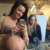 Liv Tyler para de modelo para ganhar pintura em quadro. Atriz está grávida de seu segundo filho e mostra barrigão