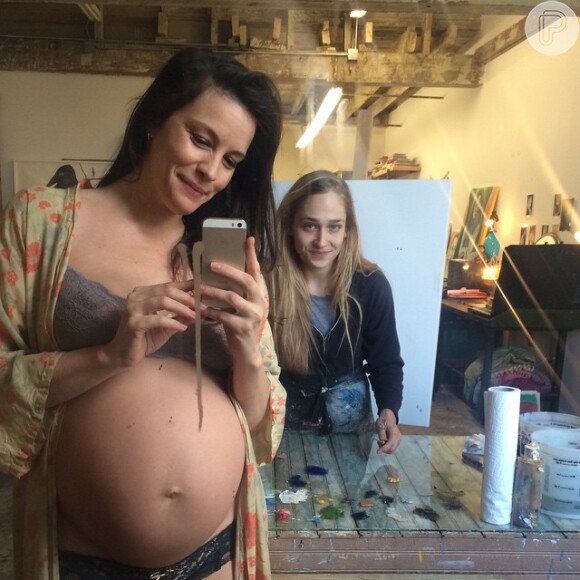 Liv Tyler para de modelo para ganhar pintura em quadro. Atriz está grávida de seu segundo filho e mostra barrigão