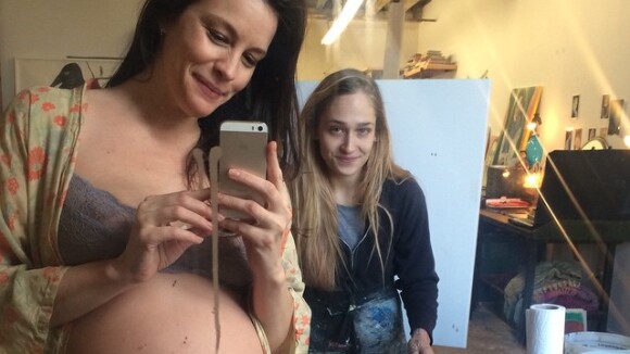 Grávida do segundo filho, Liv Tyler posa de lingerie e exibe barrigão em foto