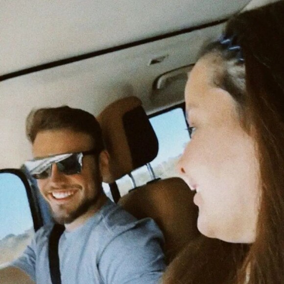 Maiara e Matheus Gabriel trocaram carinhos ao som de uma música romântica