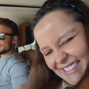 Maiara abriu um sorriso ao ganhar os carinhos de Matheus Gabriel