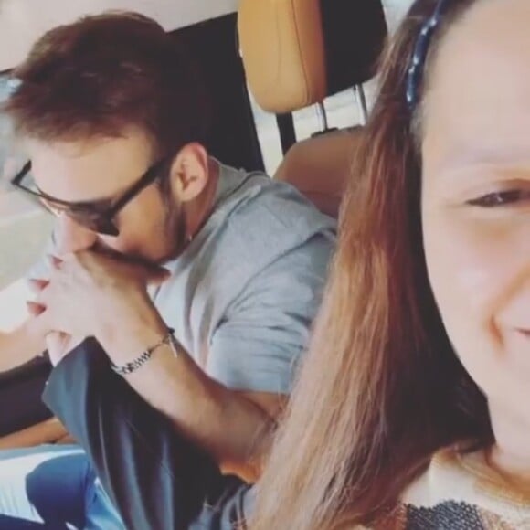 Maiara ganhou beijos e mordidinhas na mão de Matheus Gabriel