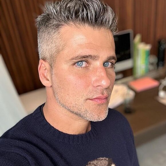 Bruno Gagliasso 'apenas' fez a barba e simplesmente rejuvenesceu.