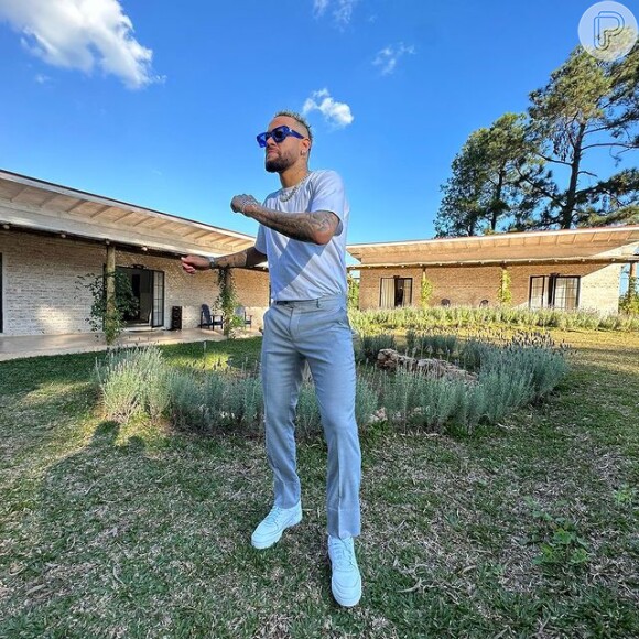 Neymar faltou a jogo da seleção brasileira para estar em casamento.