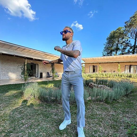 Neymar faltou a jogo da seleção brasileira para estar em casamento.