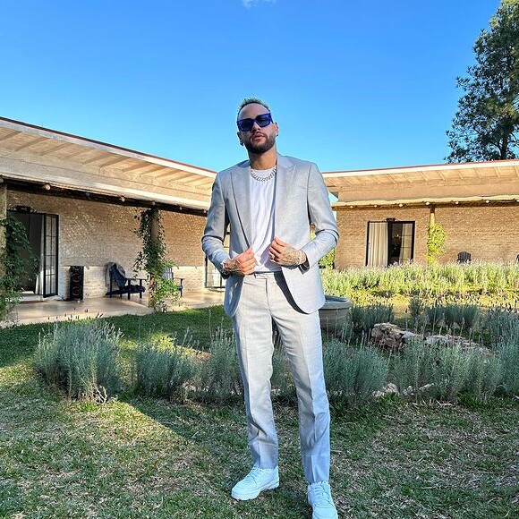 Neymar pronto para o casamento de Cris Guedes.