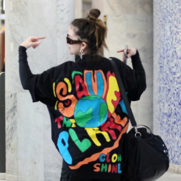 Mel Maia exibiu blusa de R$ 700 com mensagem 'salve o planeta' ao desembarcar no aeroporto Santos Dumont, no centro do Rio