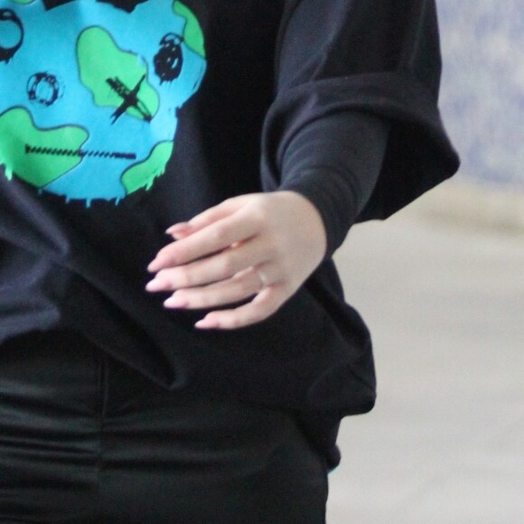 Mel Maia surgiu com aliança de compromisso com MC Daniel ao desembarcar em aeroporto do Rio de Janeiro em 21 de junho de 2023