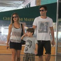 Thiago Rodrigues e Cristiane Dias passeiam com o filho em shopping após reatarem