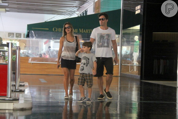 Thiago Rodrigues e Cristiane Dias passeiam com o filho, Gabriel, de 5 anos, em shopping do Rio de Janeiro, em 10 de janeiro de 2015