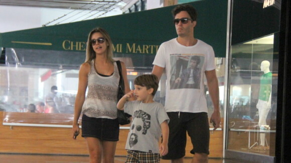 Thiago Rodrigues e Cristiane Dias passeiam com o filho em shopping após reatarem