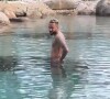 Neymar entrou no lago artificial ignorando interdição.