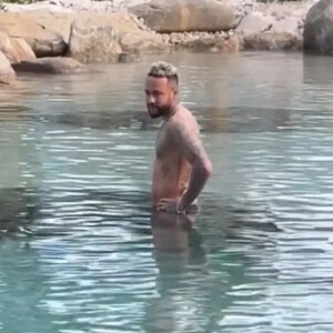 Neymar entrou no lago artificial ignorando interdição.