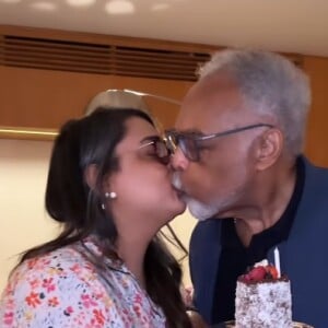 Preta Gil ganha beijo do pai, Gilberto Gil, na festa dos seus 81 anos