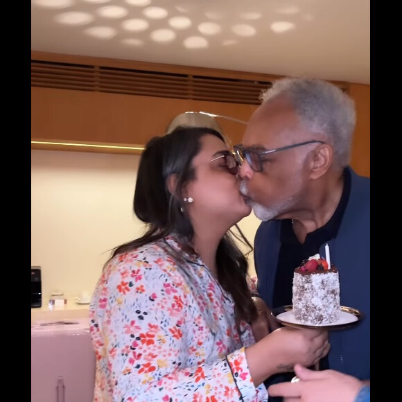 Preta Gil ganha beijo do pai, Gilberto Gil, na festa dos seus 81 anos