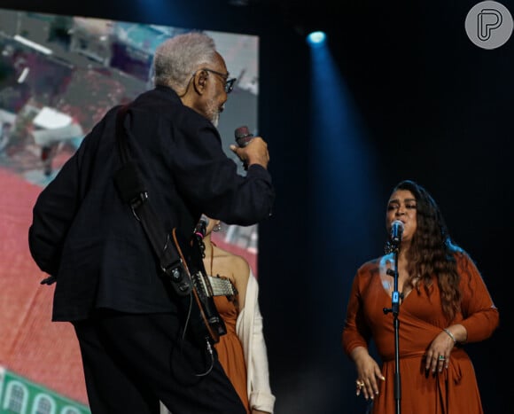 Preta Gil ao lado do pai, Gilerto Gil, em show no Parque do Ibirapuera, na véspera dos 81 anos do cantor