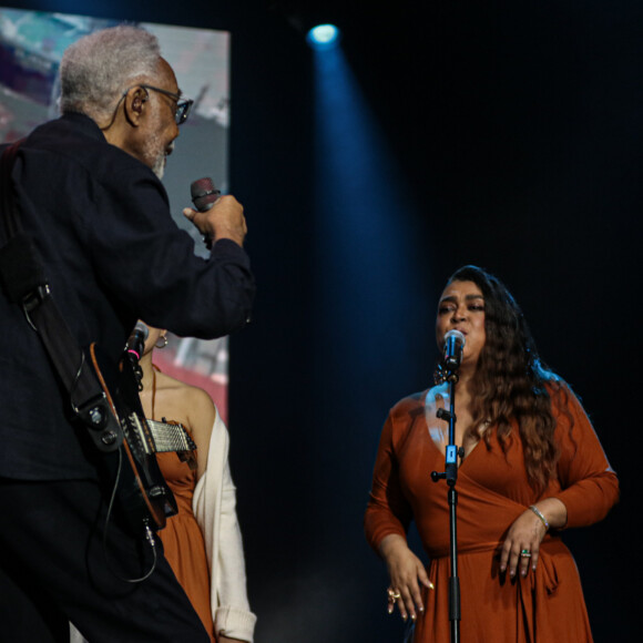 Preta Gil ao lado do pai, Gilerto Gil, em show no Parque do Ibirapuera, na véspera dos 81 anos do cantor
