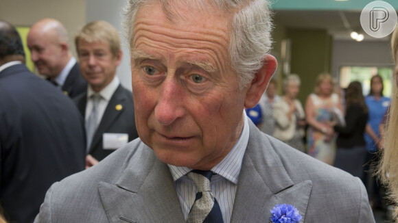 Rei Charles III não tem nenhum interesse em ajudar o filho, Príncipe Harry, a menos que ele se divorcie de Meghan Markle 