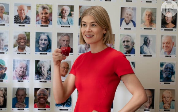 Orgulho LGBTQIAPN+: em 'Eu Me Importo', Maria Grayson (Rosamund Pike) tenta dar golpe para conseguir viver sua vida de luxo, mas acaba investindo em uma vítima cheia de segredos