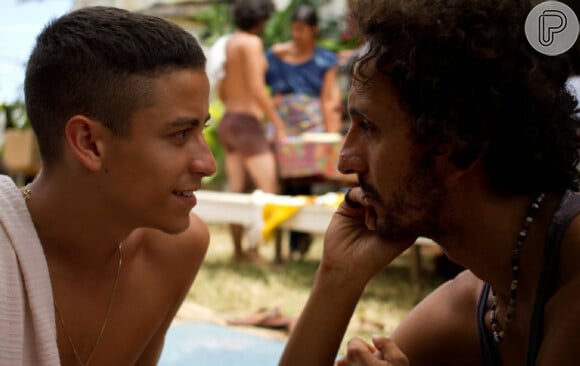 Irandhir Santos e Jesuíta Barbosa vivem romance proibido em 'Tatuagem', disponível na Netflix